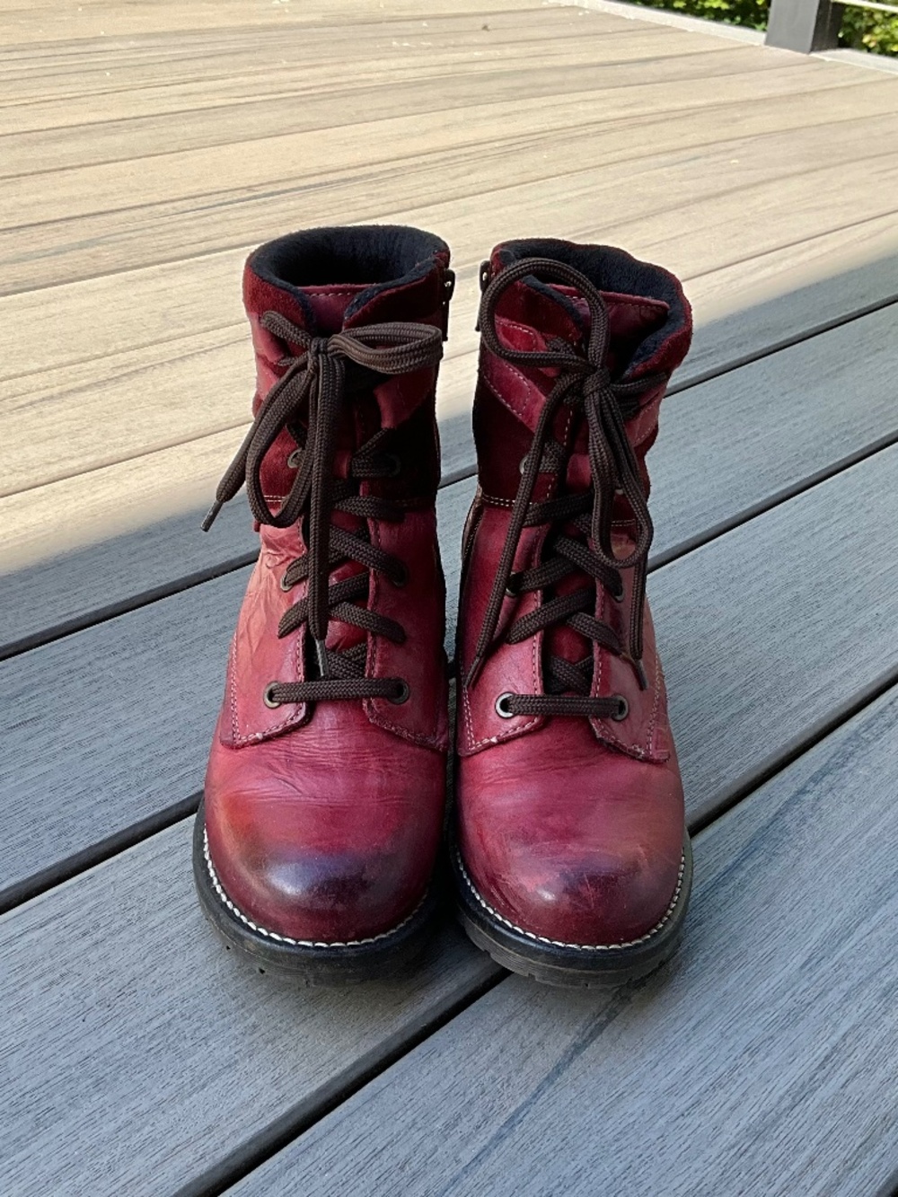 Dromedaris leather lace up boots. Size 8. Red. Good Condition. Most comfortable
